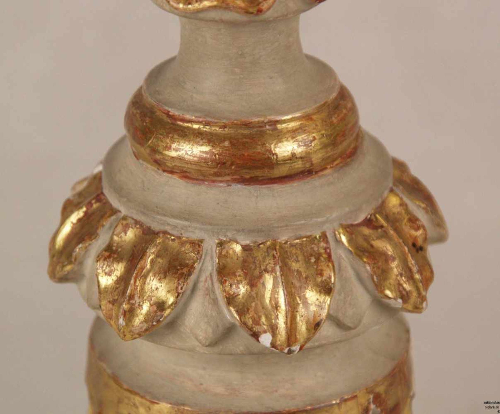 Louis XVI-Kerzenleuchter - Holz geschnitzt, in Weiß und Gold gefasst, auf gedrückten Kugelfüßen - Image 5 of 7