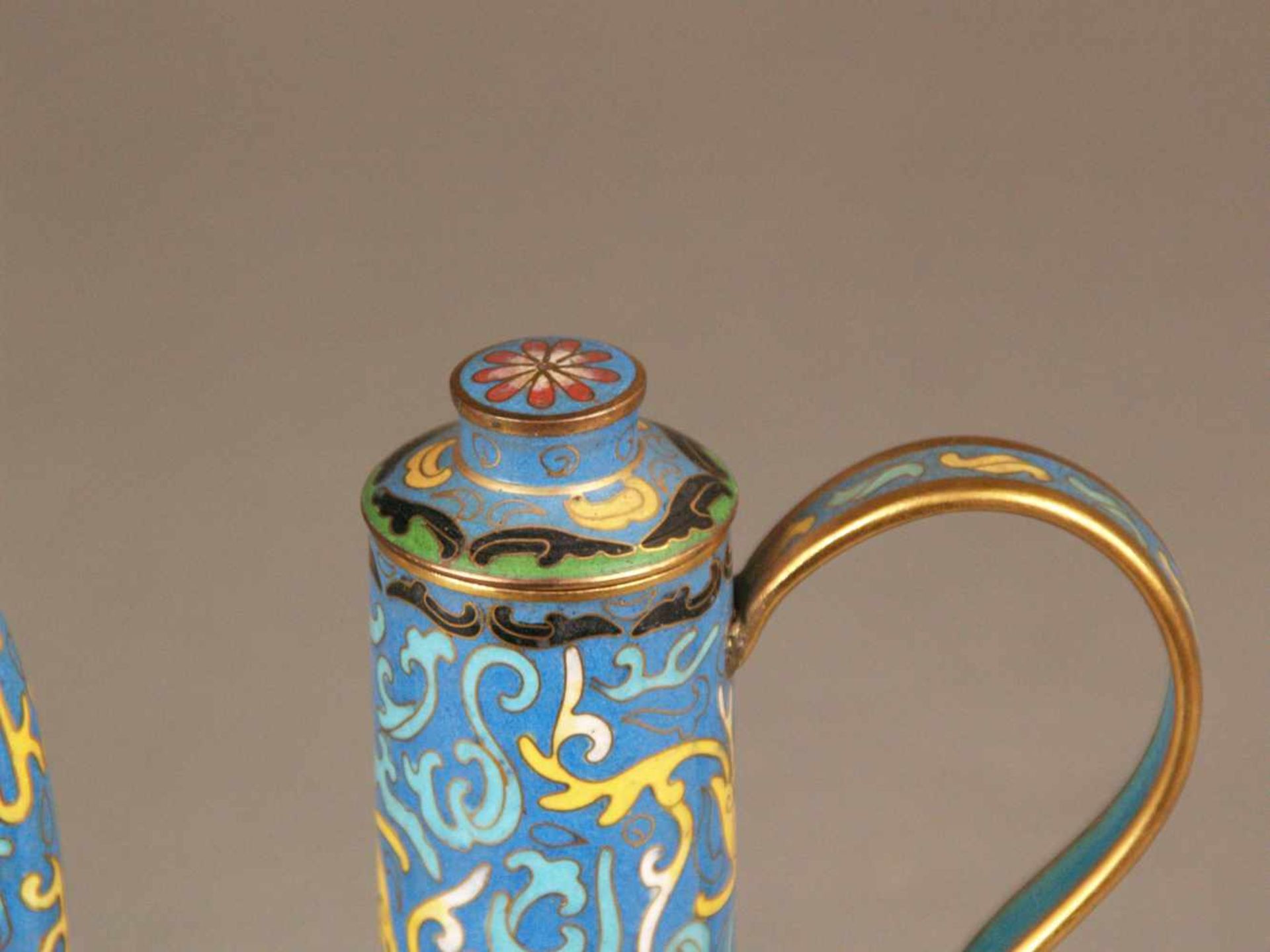 Cloisonné-Kännchen - China, 20.Jh., Cloisonné-Email, Drachenmotive auf blauem Fond, bauchiger - Bild 2 aus 6