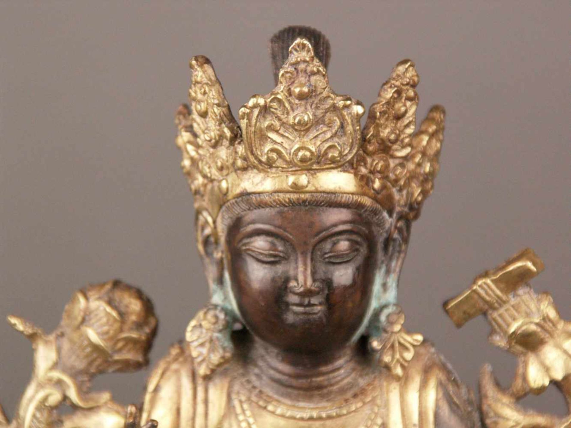 Manjushri auf Löwe - China, Gelbguss bronziert, leichte Kupferausblühungen,teils vergoldet, der - Bild 3 aus 9