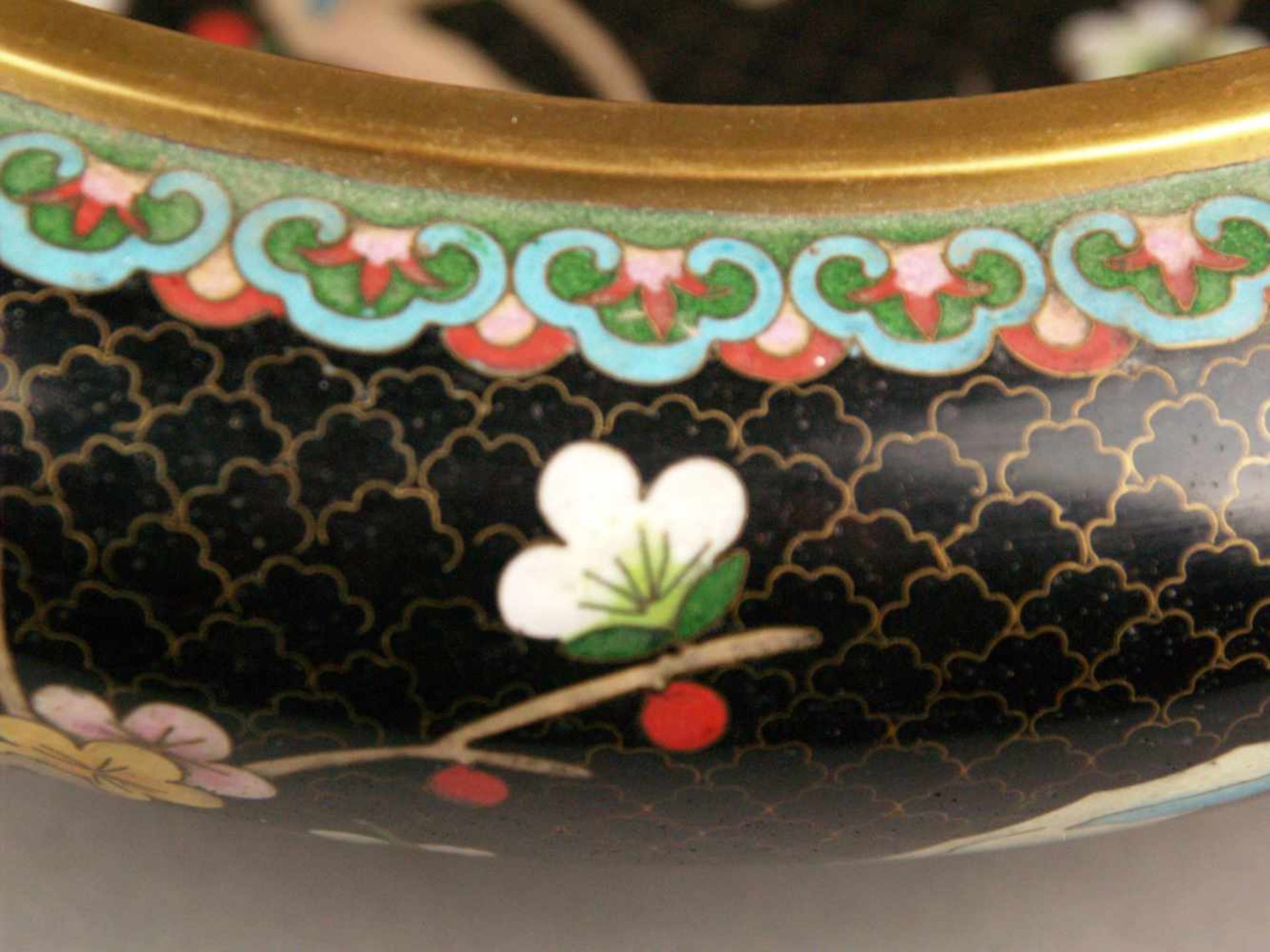 Cloisonné-Schale - China 1.Hälfte 20.Jh., runde Form mit eingezogenem Rand auf Standring, auf Innen- - Bild 5 aus 8