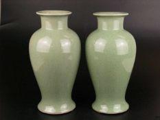 Paar Seladonvasen - China, zwei balusterförmigen Vasen mit seladonfarbener Krakelee-Glasur,