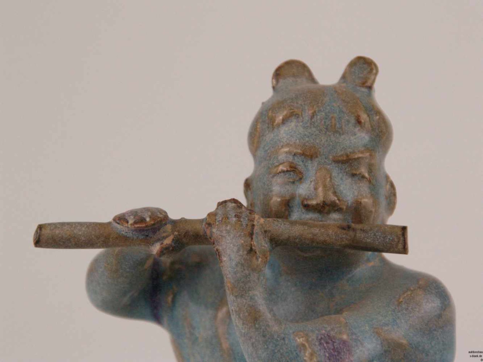 Zwei Musikerfiguren - China, Tonscherben mit lavendelblauer Verlaufglasur und purpurnen Flecken in - Bild 5 aus 7