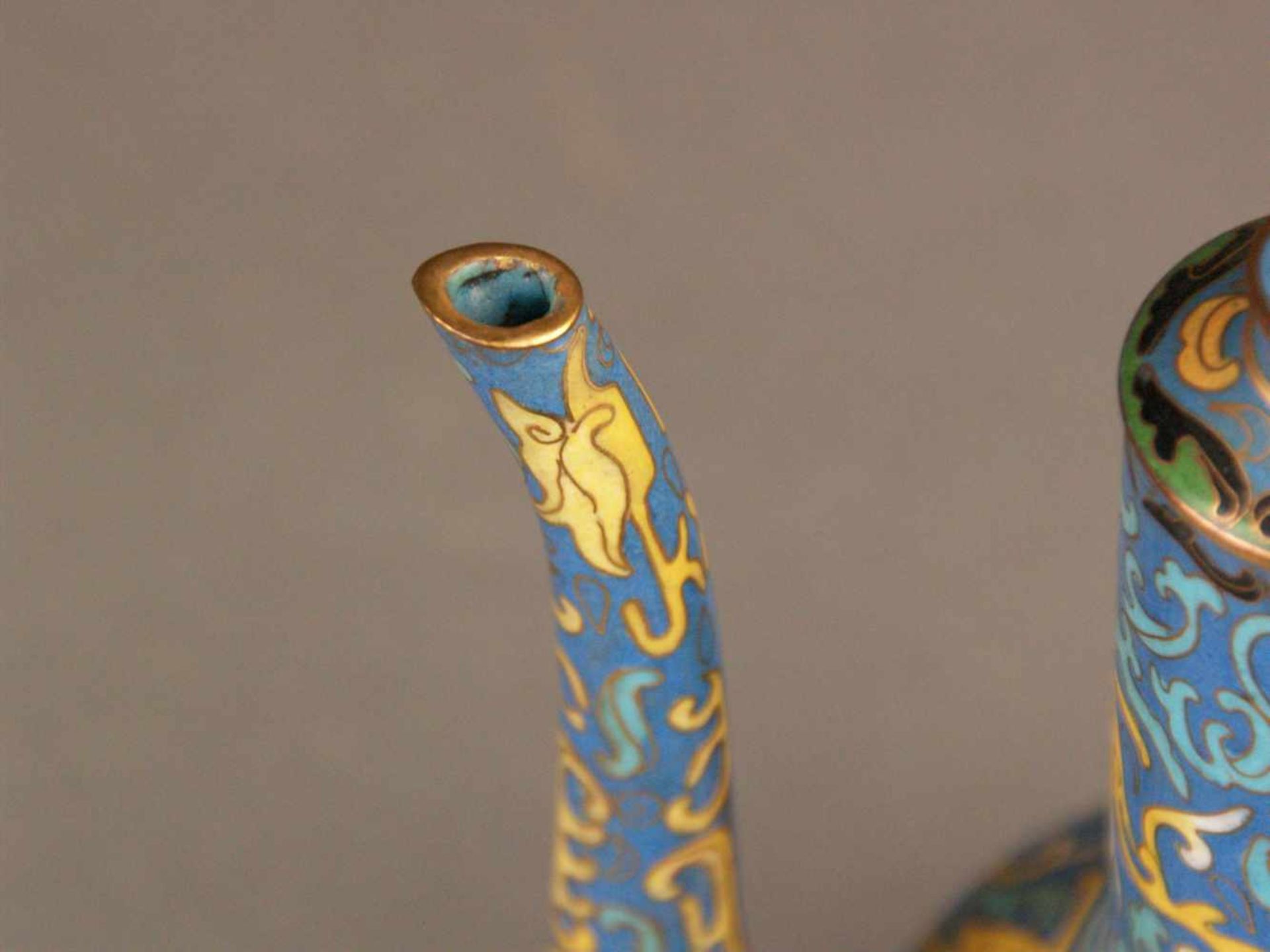 Cloisonné-Kännchen - China, 20.Jh., Cloisonné-Email, Drachenmotive auf blauem Fond, bauchiger - Bild 4 aus 6