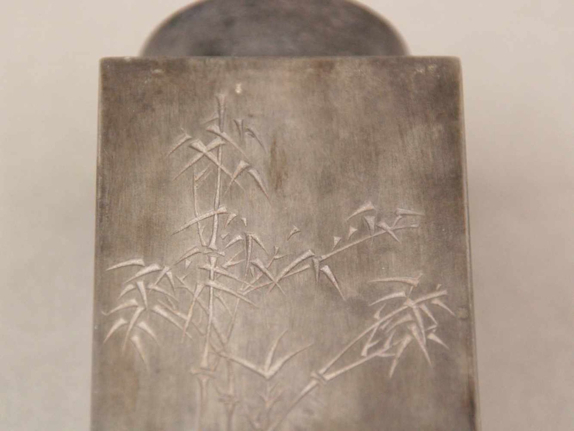 Teedose - China, wohl Anfang 20.Jh., Zinn, quaderförmiger Korpus mit aufgesetztem zylinderförmigem - Bild 4 aus 7