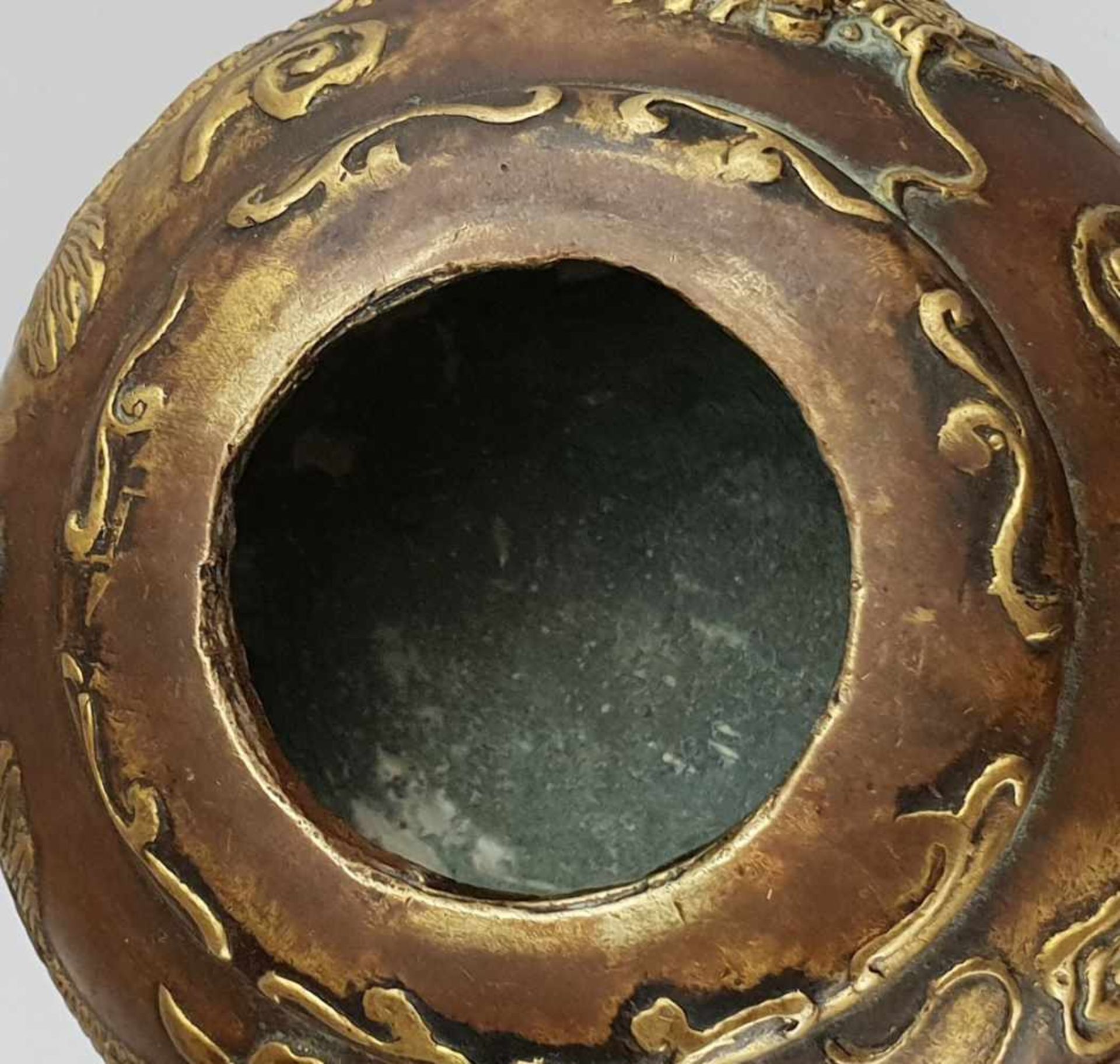 Teekanne - China, Bronze, kugeliger, gedrückter Korpus, Wandung mit zwei halbplastischen Drachen, - Bild 4 aus 7