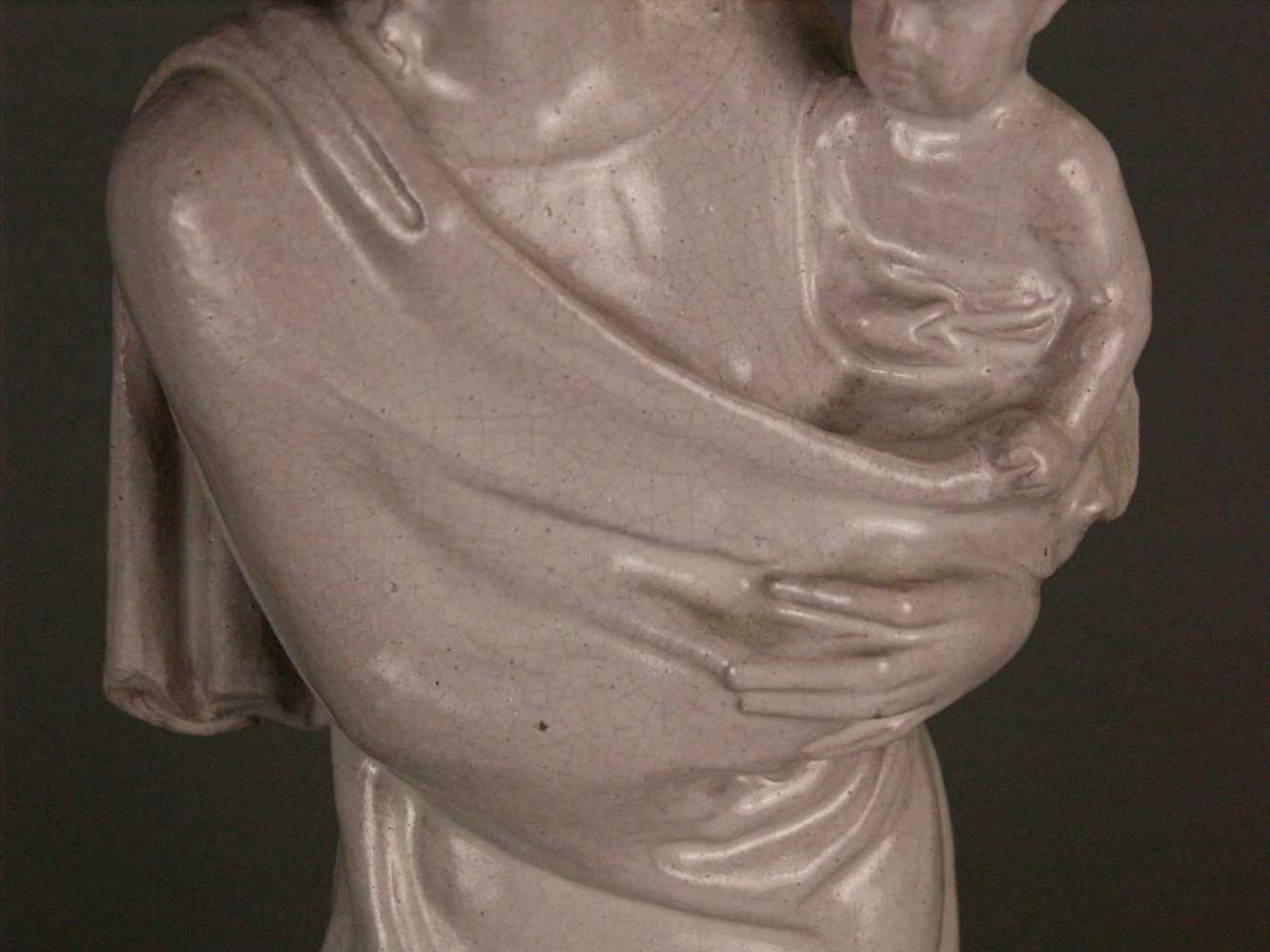 Netzer, Hubert (1865-1939) - "Madonna mit Kind ", um 1900, Terracotta, weiß glasiert, fein - Bild 6 aus 9