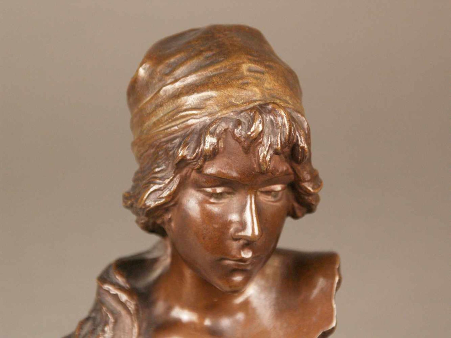 Villanis, Emanuel (1858 Turin - 1914 Paris)- "Mignon", weibliche Bronzebüste, braun patiniert, - Bild 4 aus 7