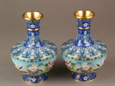 Paar Cloisonné-Vasen- China, 20.Jh., Cloisonné-Email mit Kranichen in stilisierter Landschaft,