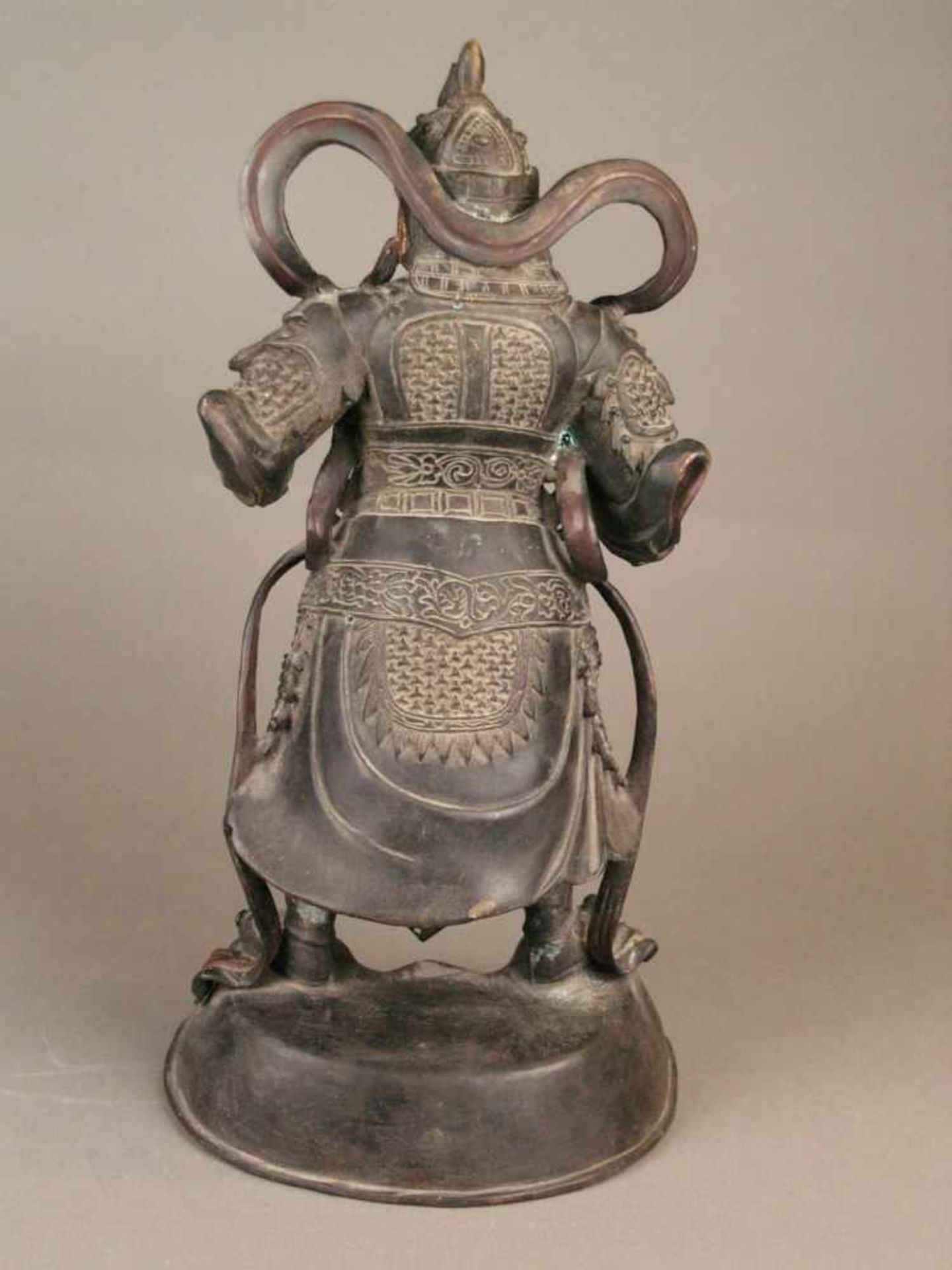 Bronzefigur des Gottes Guan di (auch Guan Yu)- China, Bronze, Spuren von Goldlackfassung, - Bild 2 aus 10