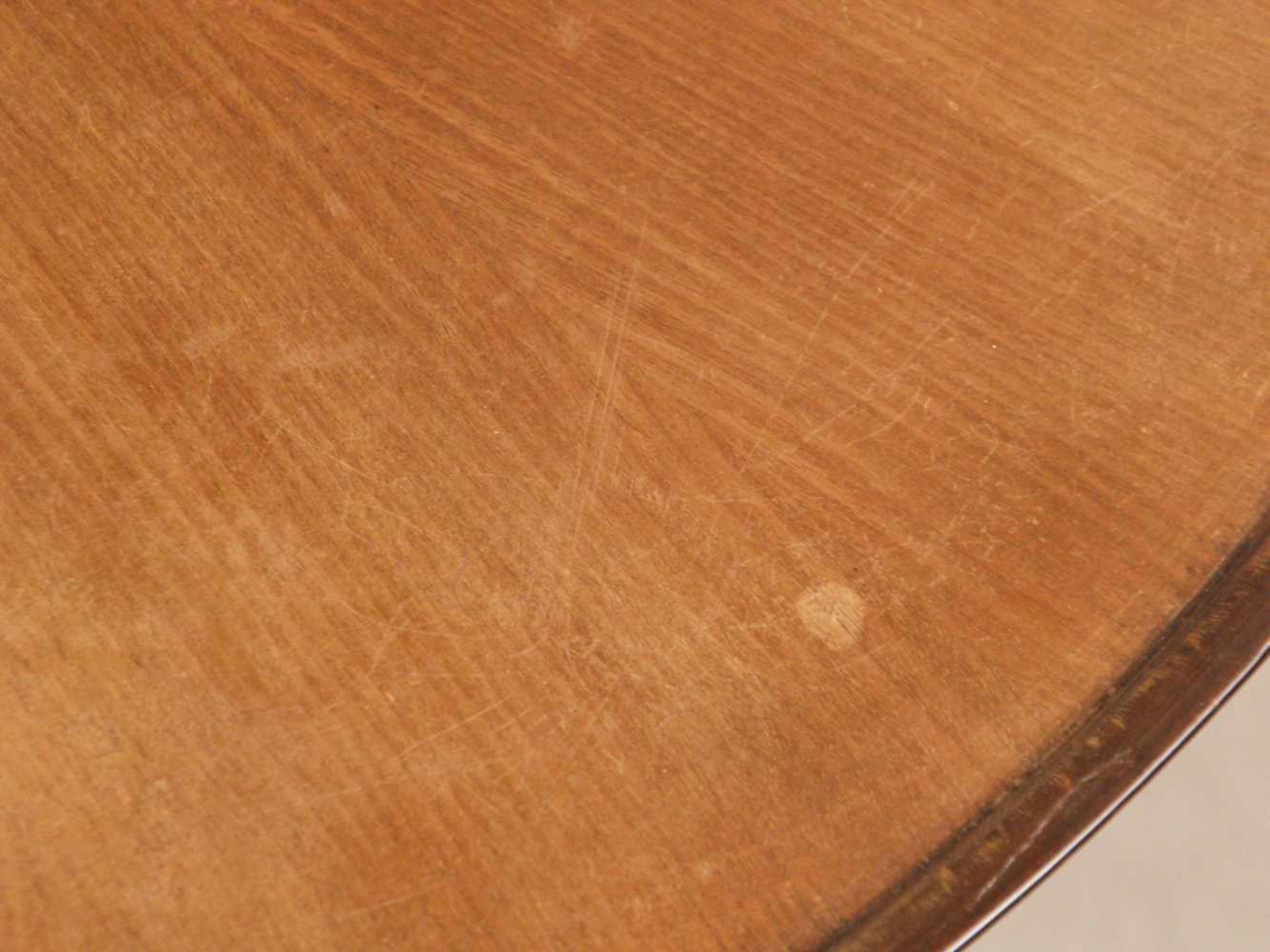 Couchtisch - runde marketierte Platte auf dreibeinigem Stand, Holz teils gebeizt, Höhe.ca.52cm, - Image 4 of 6