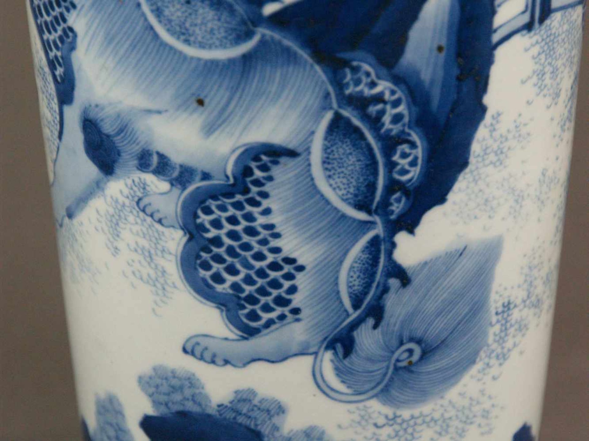 Blau-Weiß-Vase - China, hohe leicht ausgestellte Zylinderform mit eingeschnürter Mündung und - Bild 8 aus 9