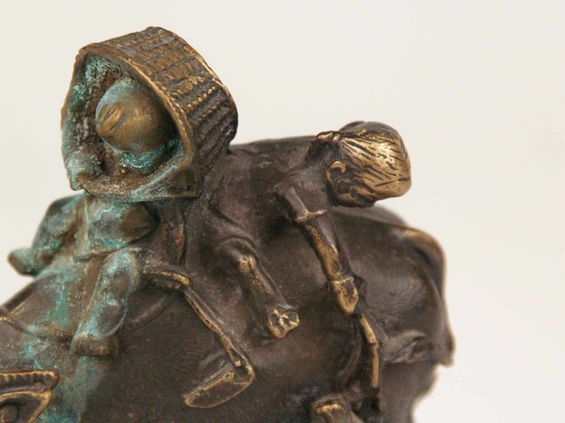 Kleine Bronzefigur - China, Bronze, mit Vergoldungsresten, szenische Darstellung von Kinderpaar - Bild 5 aus 7
