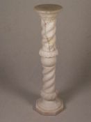 Steinsäule - wohl Marmor/Alabaster, auf achtkantigem Standsockel, gedrehter Schaft, mittig