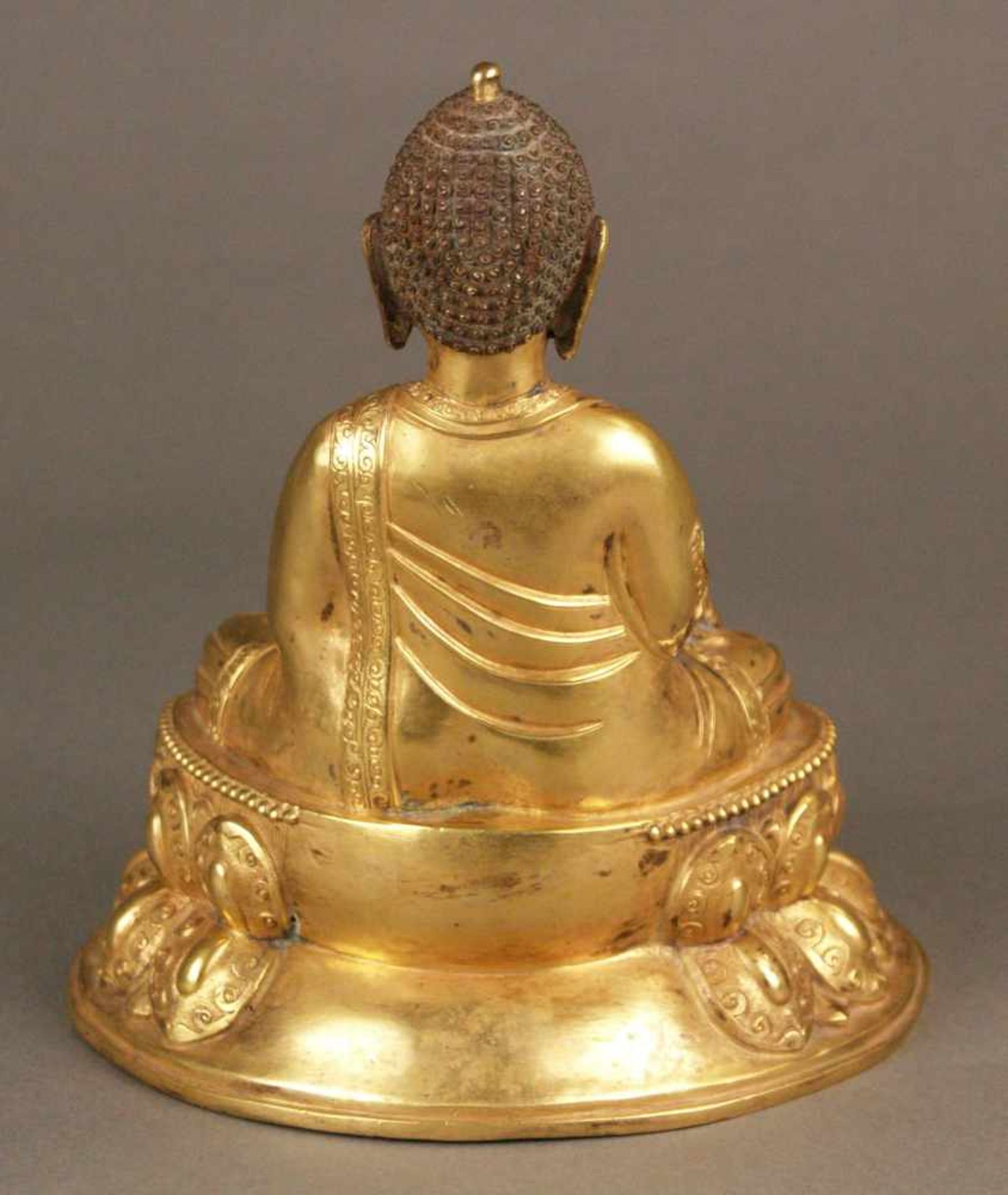 Buddha Shakyamuni - Sinotibetisch, wohl 19.Jh., Kupferlegierung, feuervergoldet, auf doppeltem - Bild 2 aus 9