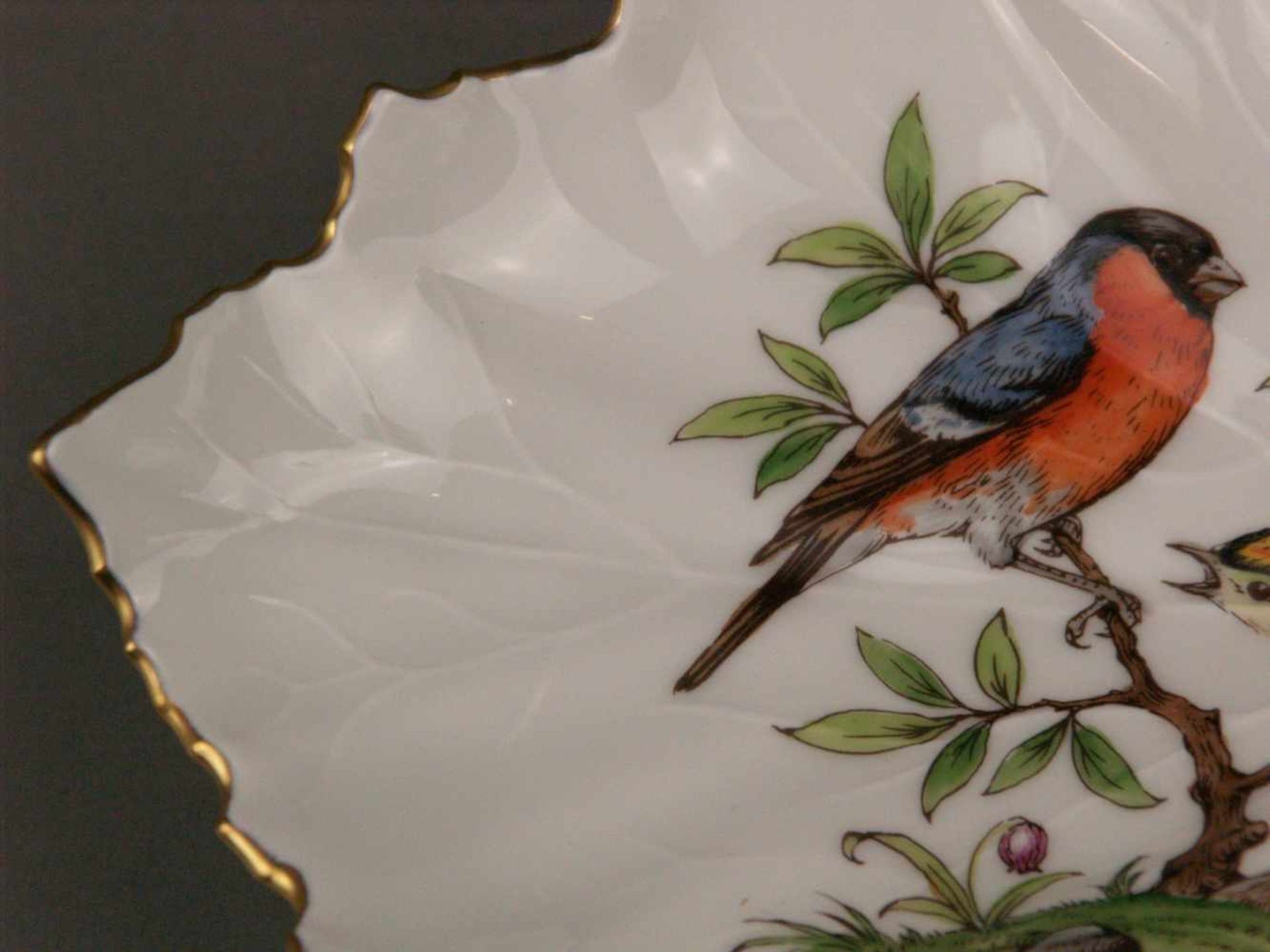 Blattschale Höchst - blaue Radmarke mit Malerzeichen 'H.T.1018', im Spiegel Vögel auf Ast in - Bild 4 aus 5