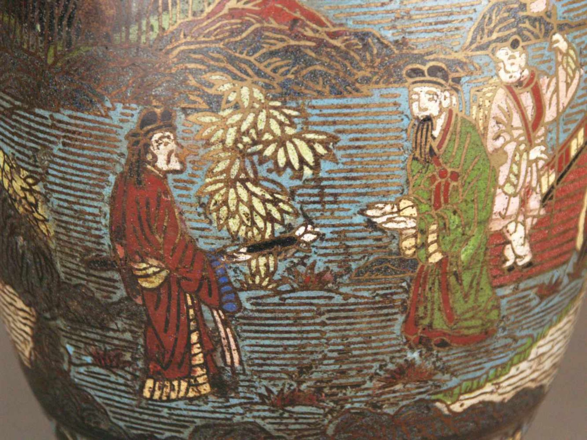 Cloisonné-Vase - Metall bronziert/Cloisonné, gebauchte Balustervase mit zwei Zierhenkeln in - Bild 6 aus 11