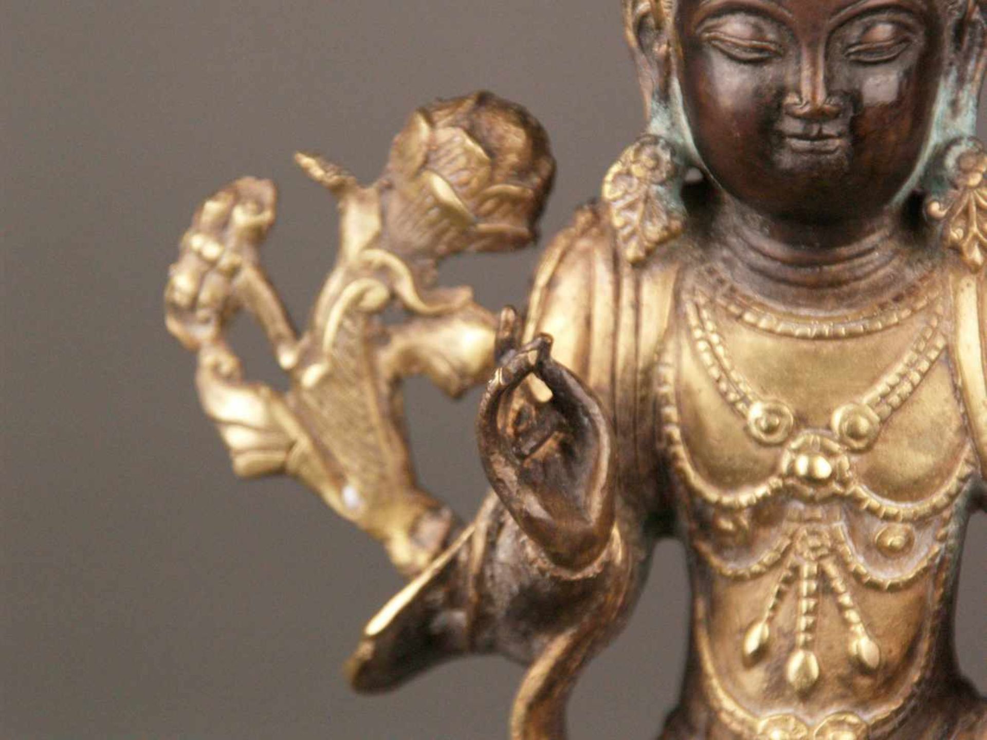 Manjushri auf Löwe - China, Gelbguss bronziert, leichte Kupferausblühungen,teils vergoldet, der - Bild 5 aus 9