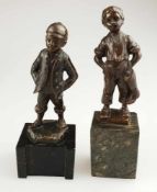 Zwei Kinderfiguren - Bronze, braun patiniert, 1x Knabe auf naturalistischem Sockel sign. "R.