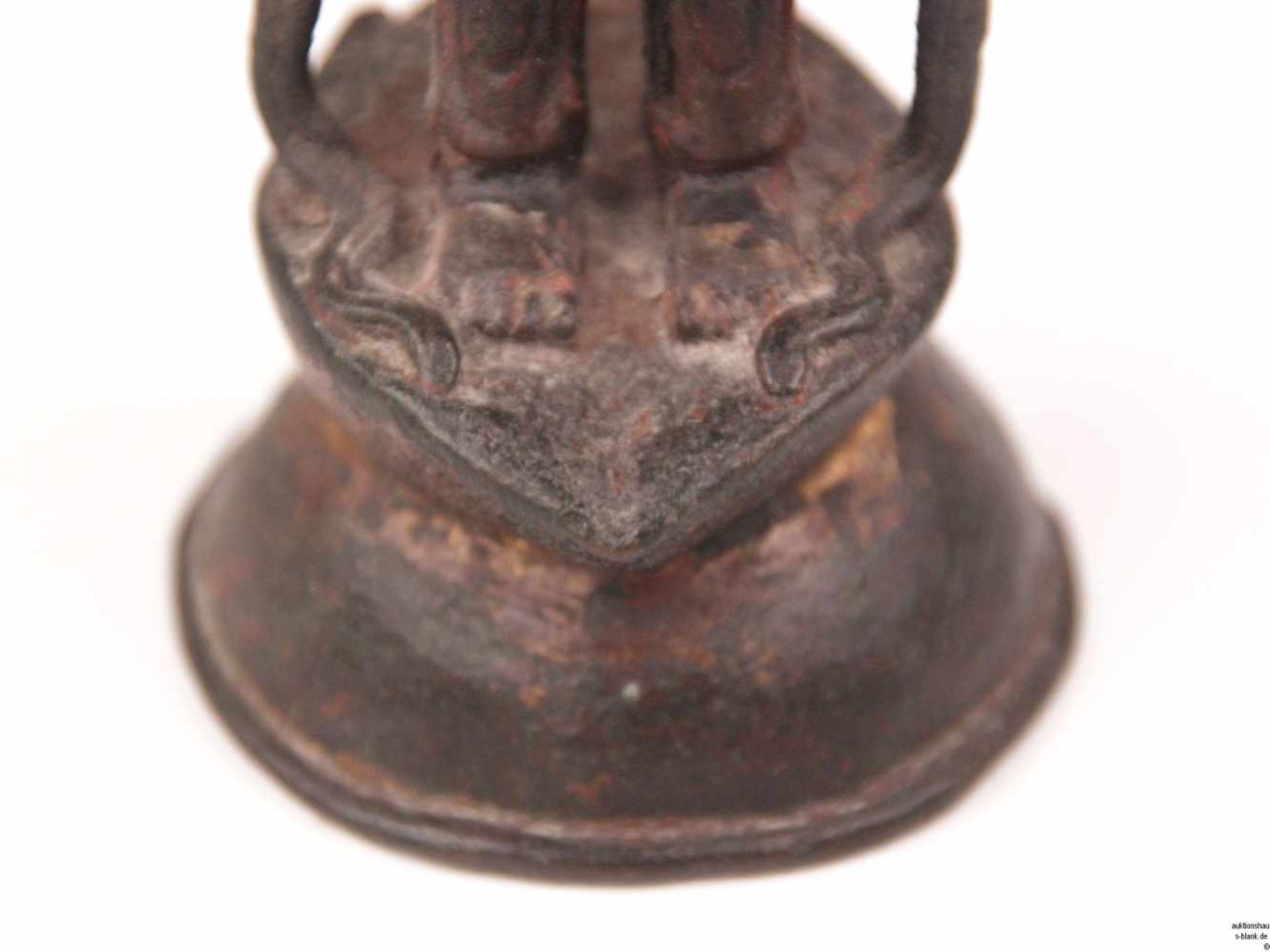 Kleine Arhat-Figur - Bronze, Lack-und Vergoldungsreste, stehend auf hoch gewölbtem Sockel, die Hände - Bild 7 aus 8