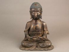 Große Figur des Buddha Shakyamuni - China, Bronze,auf dem Boden in Padmasana sitzend, seine Hände