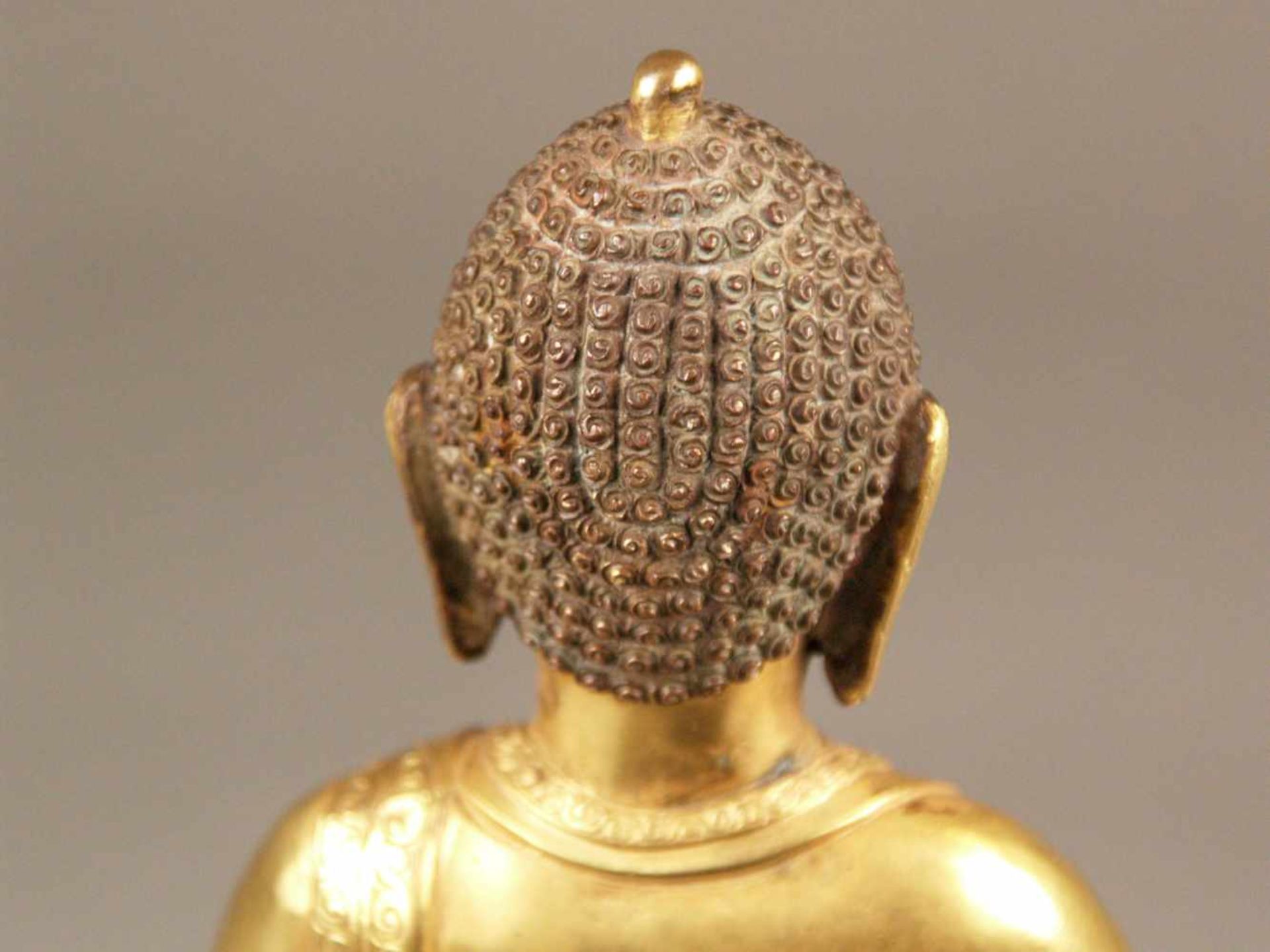 Buddha Shakyamuni - Sinotibetisch, wohl 19.Jh., Kupferlegierung, feuervergoldet, auf doppeltem - Bild 8 aus 9