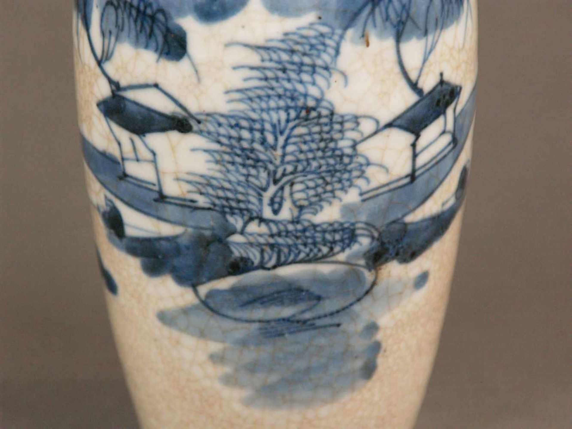 Kleine Balustervase - China,Porzellan mit brauntöniger Craquelé-Glasur schauseitig - Bild 4 aus 6