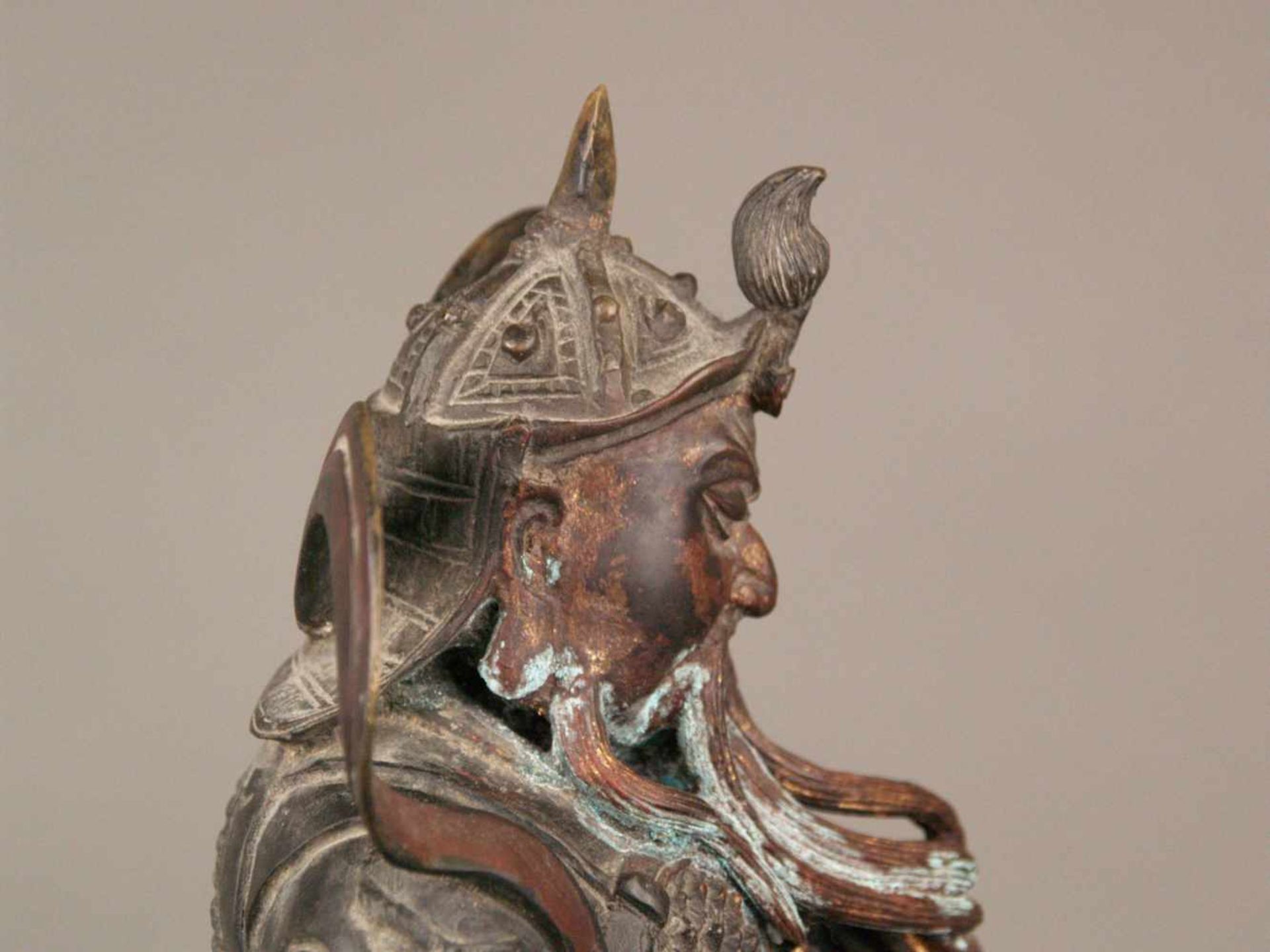 Bronzefigur des Gottes Guan di (auch Guan Yu)- China, Bronze, Spuren von Goldlackfassung, - Bild 8 aus 10