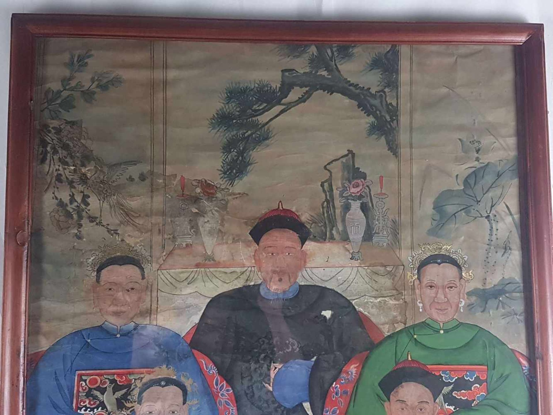 Ahnenbild - vielfigurige Darstellung der Vorfahren einer chinesischen Familie, in zwei Reihen - Bild 8 aus 9