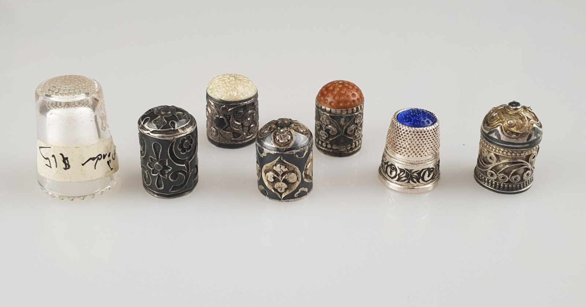 Konvolut Fingerhüte - 7 Stück, unter anderem russisch/kaukasisch, 6x Silber mit Reliefmuster,