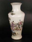 Vase - China 20.Jh.,ansteigende Wandung mit eingeschnürter Mündung und ausgestellter Lippe,