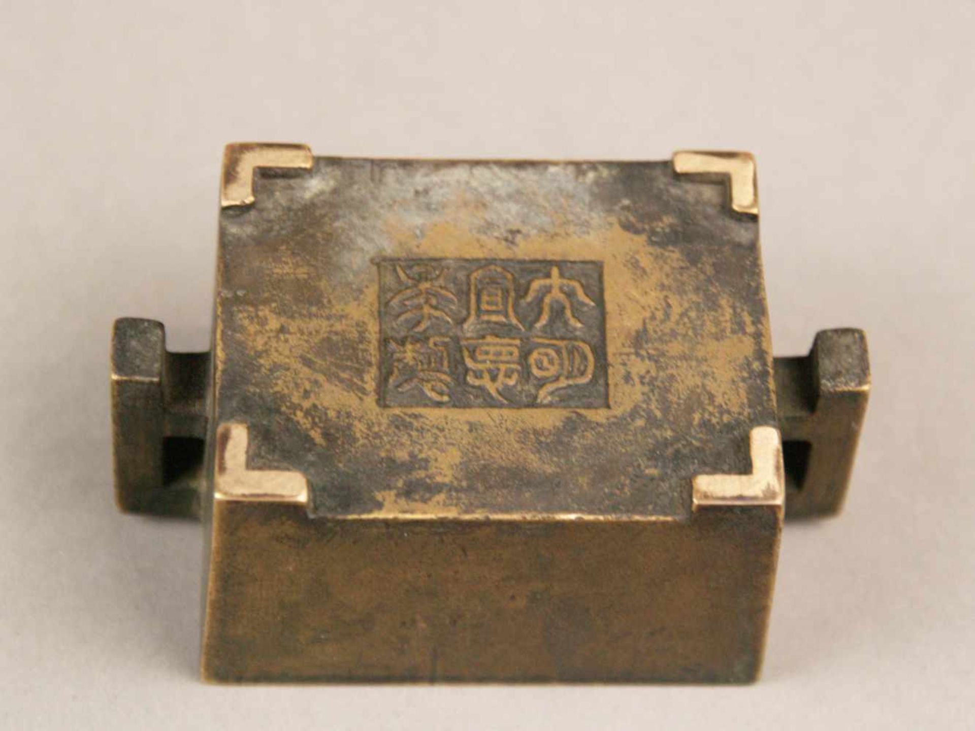 Kleines Räuchergefäß - China, Bronze, Typus "Fang Ding" im archaischem Stil,rechteckiges Becken - Image 5 of 6