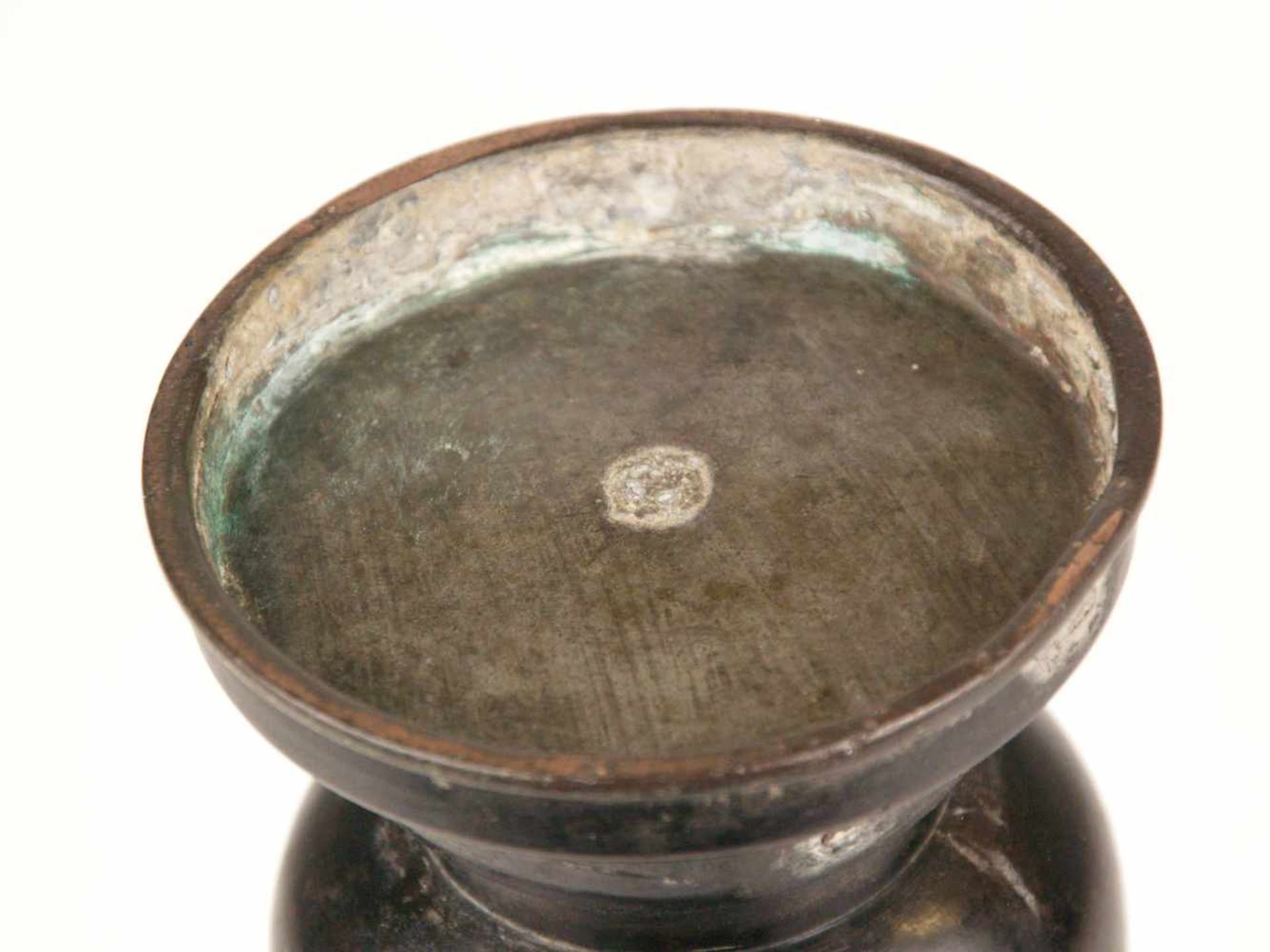Bronzevase - China, im archaischen Stil, nodierter Korpus auf glockenförmigem Fuß, trompetenartig - Bild 6 aus 6