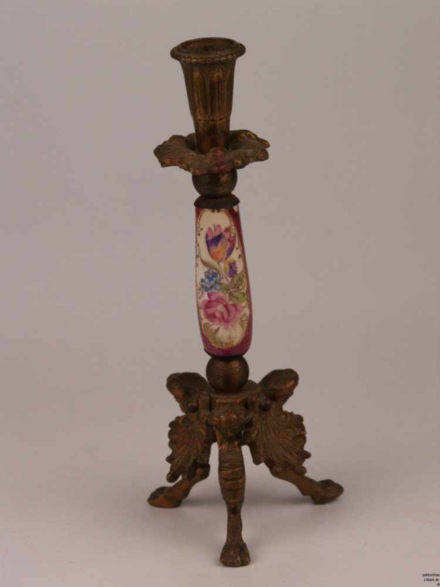 Paar Kerzenhalter - Messing/Porzellan, Stand mit drei stilisierten Harpyien, Balusterschaft aus - Bild 2 aus 6