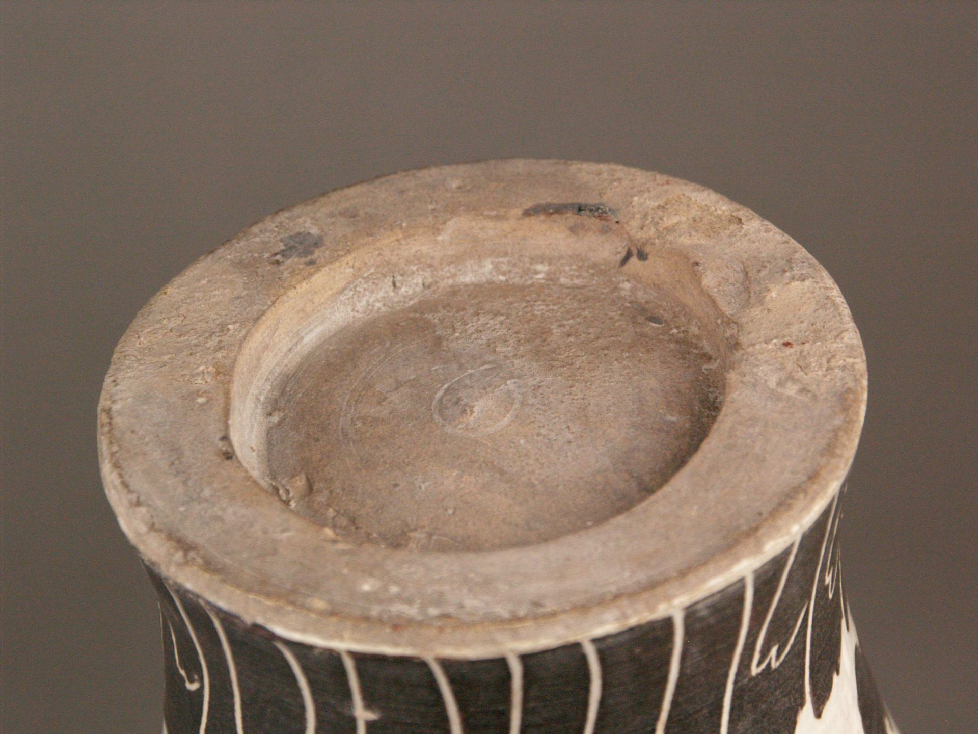 Meiping-Vase - China,Cizhou-Typus,Steinzeug,Wandung in Meiping-Form mit cremefarbener Engobe und - Bild 7 aus 7