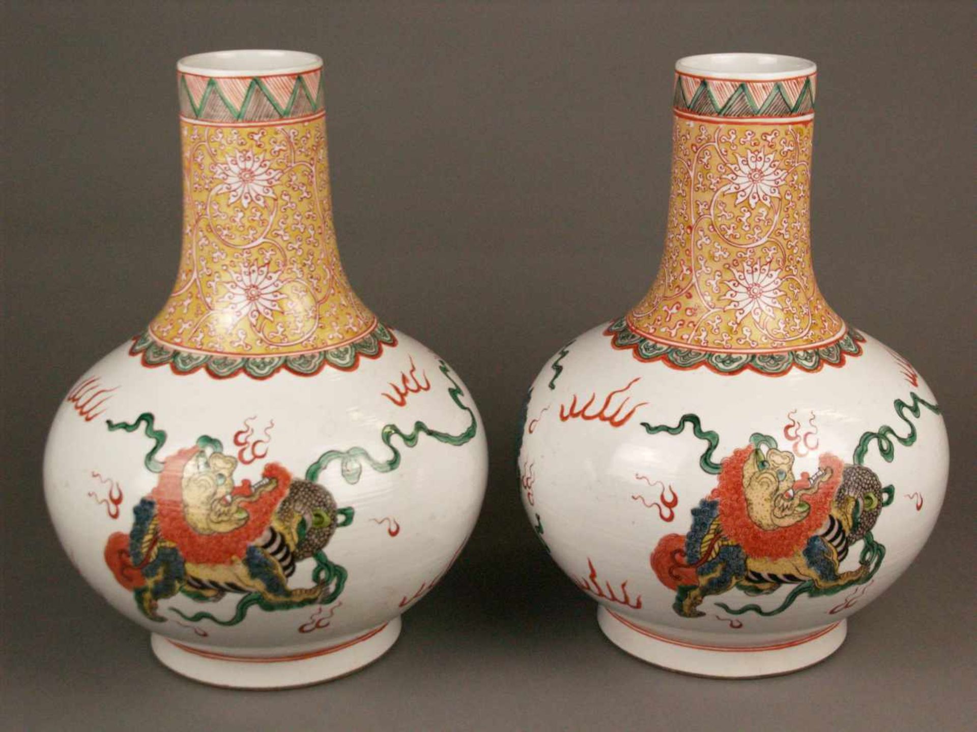 Paar Vasen - China, 20. Jh., Porzellan, Typus "Tian Qiu Ping", bauchiger Korpus mit Rundfuß und