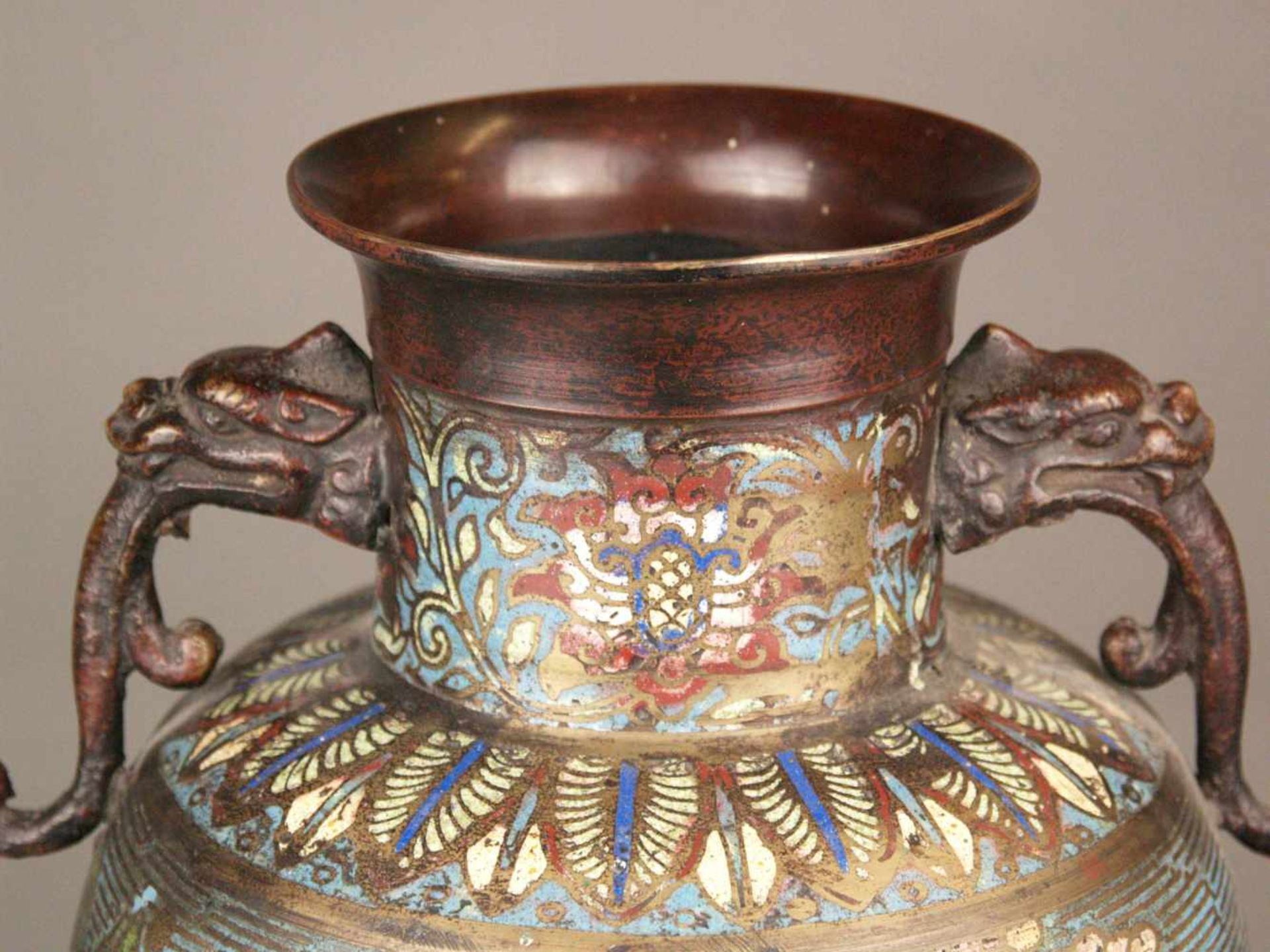 Cloisonné-Vase - Metall bronziert/Cloisonné, gebauchte Balustervase mit zwei Zierhenkeln in - Bild 4 aus 11