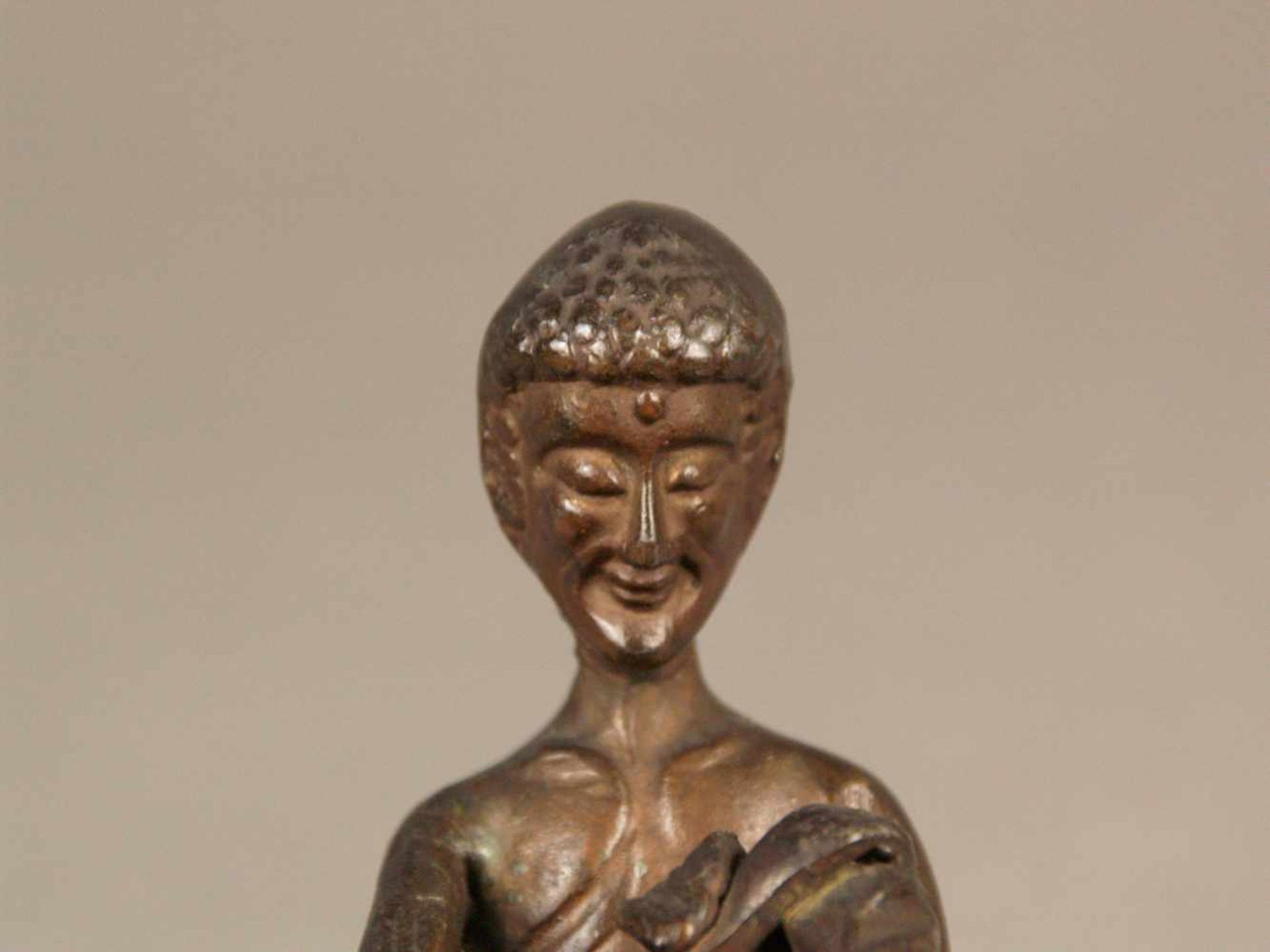 Fastender Buddha - Metallguss bronziert, Darstellung von Siddharta Gautama nach sechs Jahren - Bild 3 aus 6