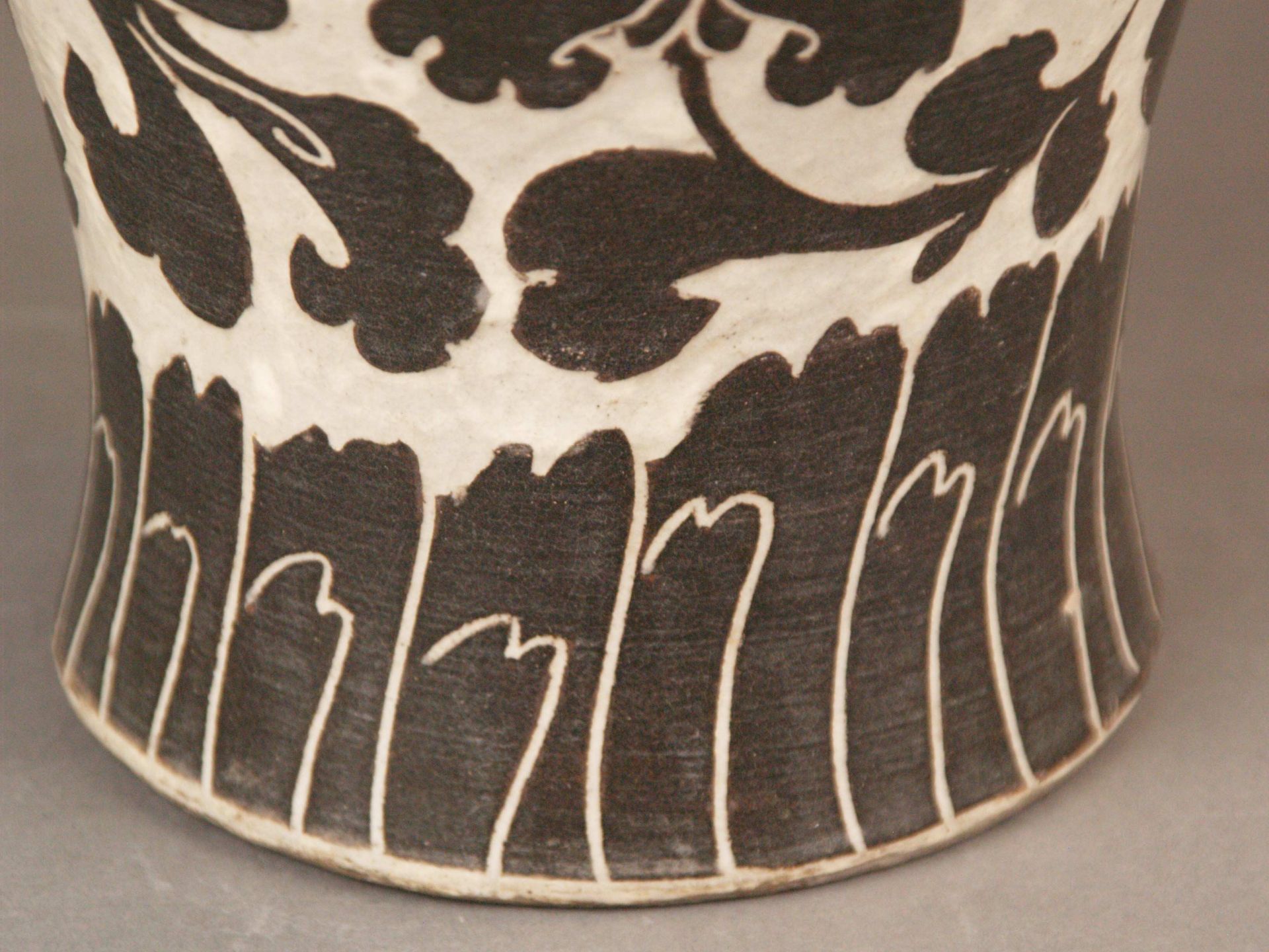Meiping-Vase - China,Cizhou-Typus,Steinzeug,Wandung in Meiping-Form mit cremefarbener Engobe und - Bild 6 aus 7
