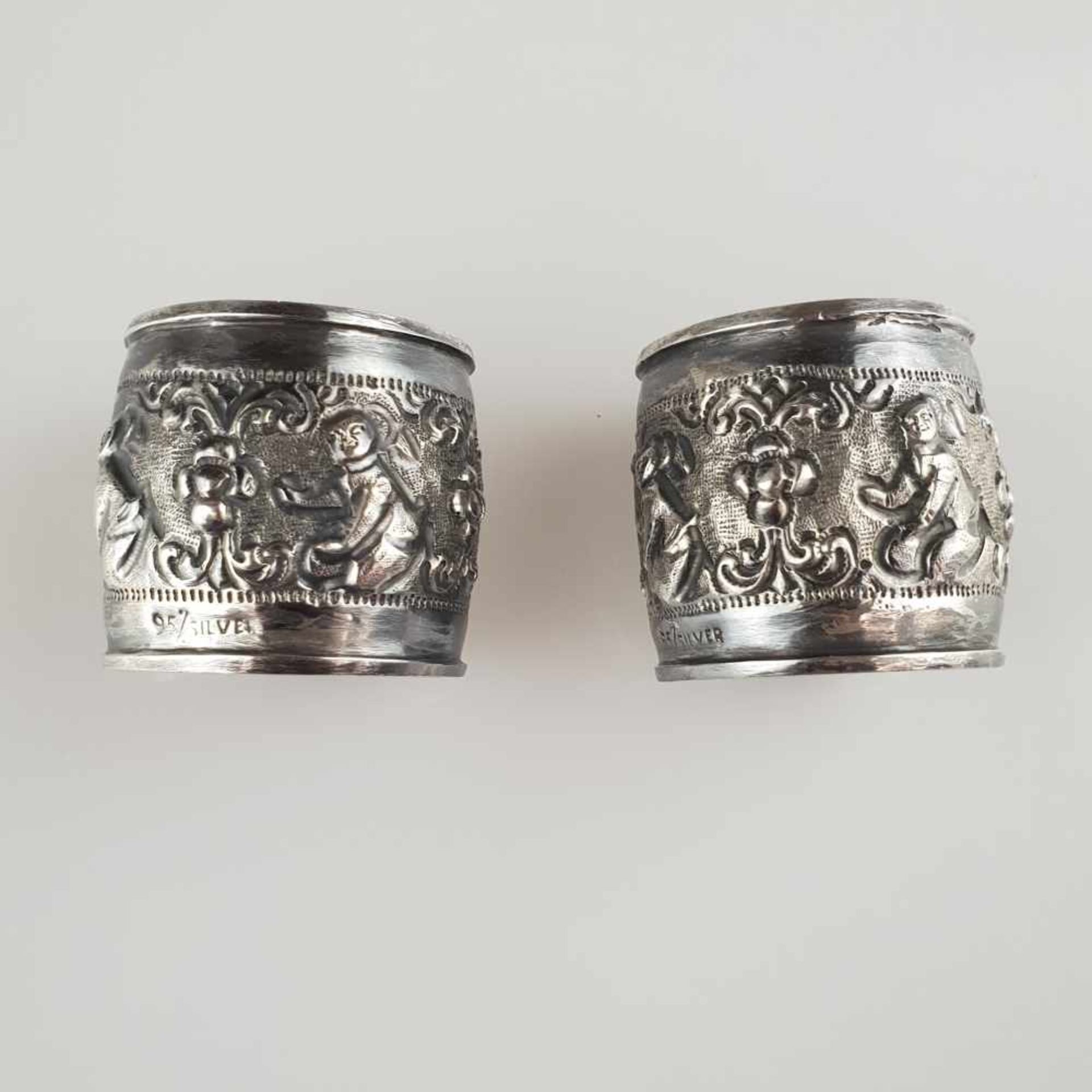 Vier Serviettenringe - Burma (Myanmar), Silber, umlaufend getriebener Fries abwechselnd mit kniender - Image 3 of 4