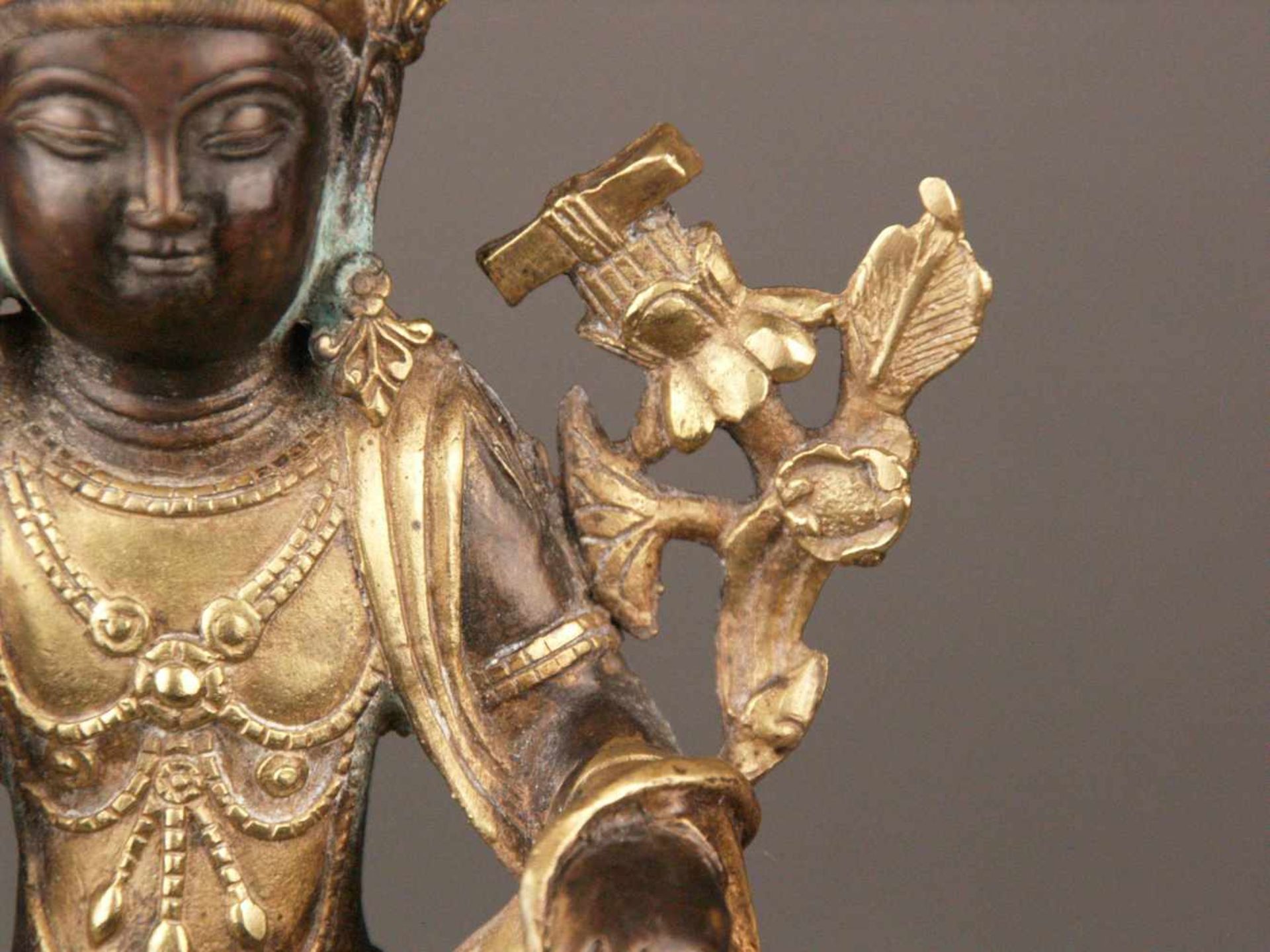 Manjushri auf Löwe - China, Gelbguss bronziert, leichte Kupferausblühungen,teils vergoldet, der - Bild 4 aus 9