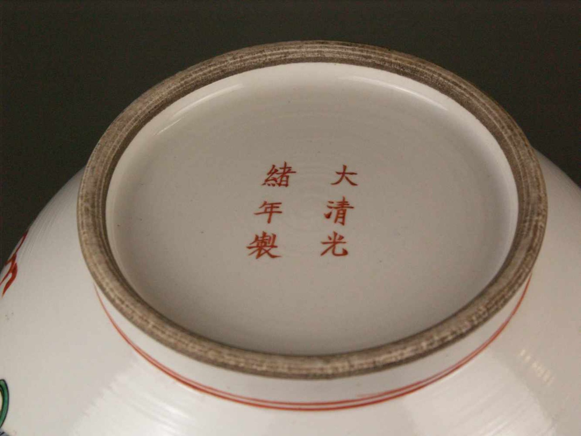 Paar Vasen - China, 20. Jh., Porzellan, Typus "Tian Qiu Ping", bauchiger Korpus mit Rundfuß und - Bild 7 aus 7