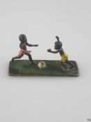 Zwei Fußball spielende Kinder - Wiener Bronze mit polychromer Kaltemailbemalung, berieben,