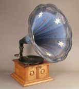 Altes Grammophon - Holzgehäuse, Vorderseite mit zwei Damenporträts, Schalldose gemarkt "Veni Vidi
