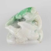 Kleine Jadeschnitzerei - China, weiße Jade mit grünen Farbeinschlüssen, vollrunde teils