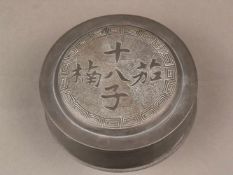 Zinndose - China, um 1900, runde Form, auf dem Stülpdeckel chinesische Schriftzeichen und