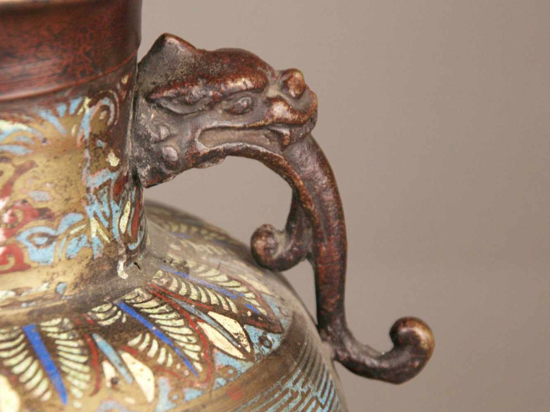 Cloisonné-Vase - Metall bronziert/Cloisonné, gebauchte Balustervase mit zwei Zierhenkeln in - Bild 3 aus 11