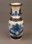 Vase - China, 2.Hälfte 20.Jh., Balusterform mit plastischen Shishi-Handhaben, unterglasurblaues