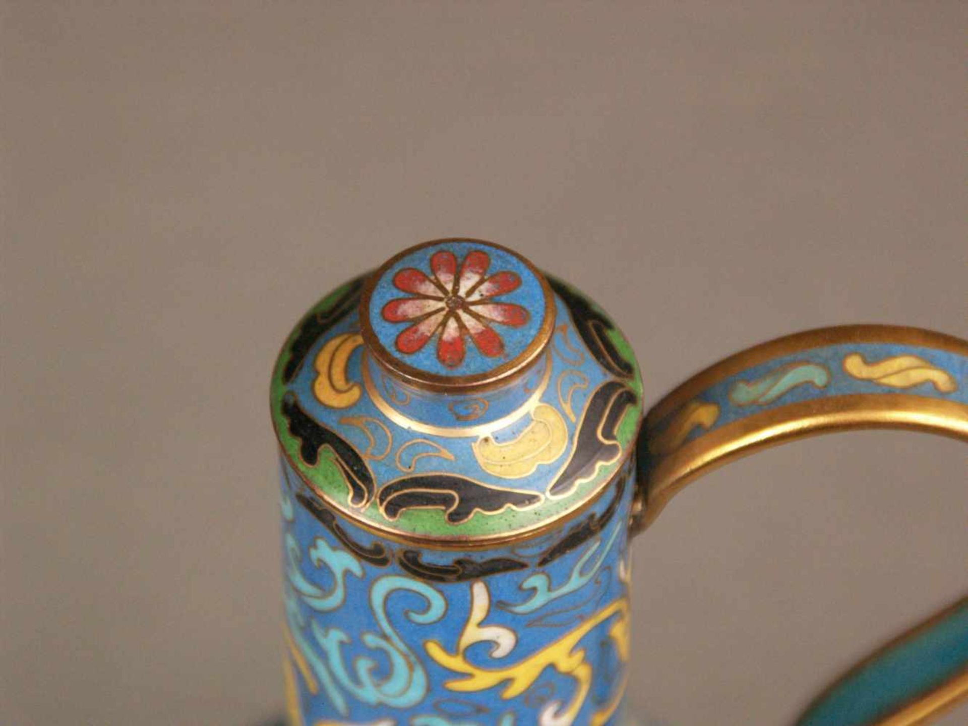 Cloisonné-Kännchen - China, 20.Jh., Cloisonné-Email, Drachenmotive auf blauem Fond, bauchiger - Bild 3 aus 6