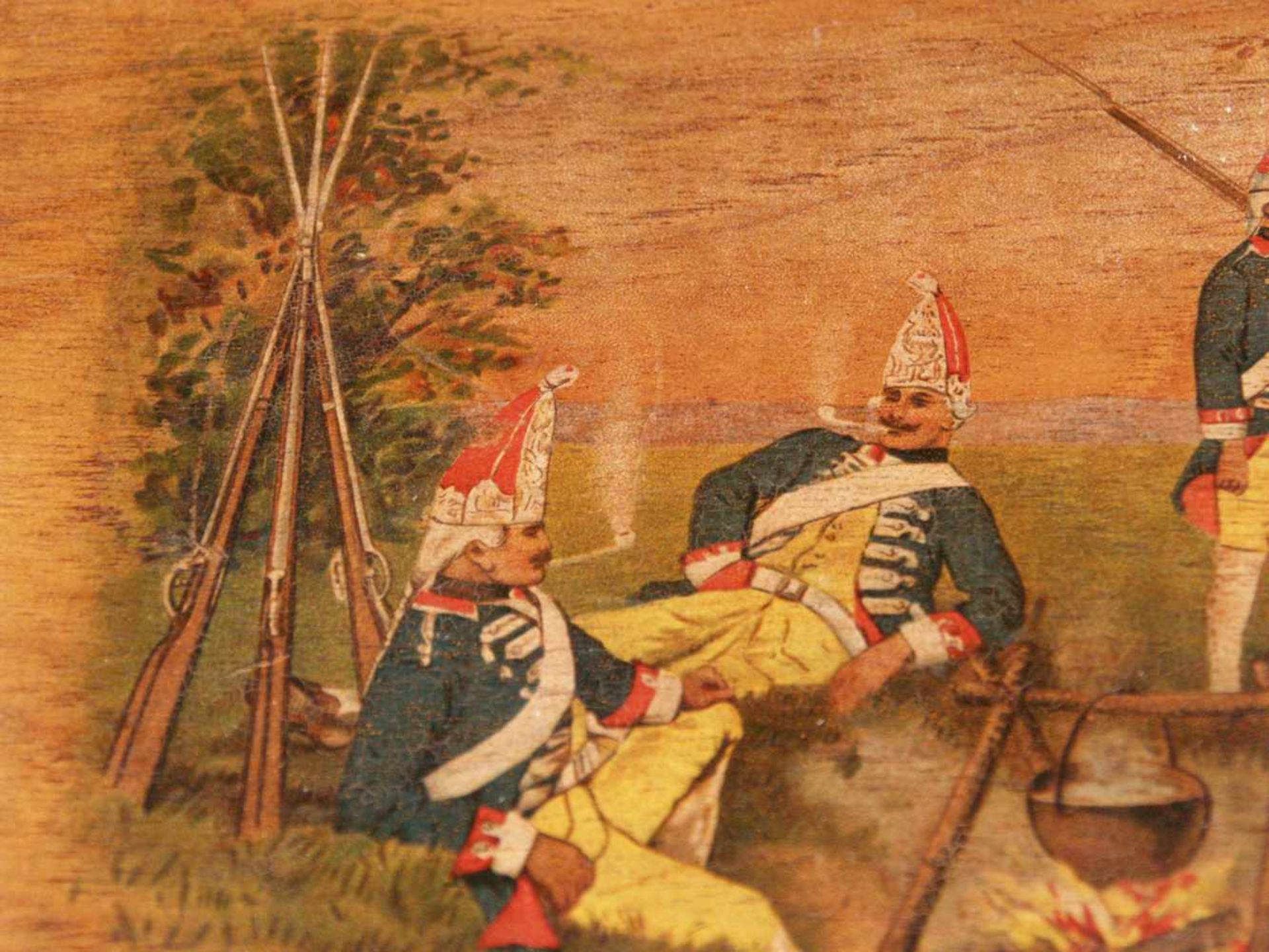 Zigarrendose - Holz, teilweise bemalt, Deckel bemalt mit rastenden Soldaten, unten links sign. "K. - Bild 2 aus 9