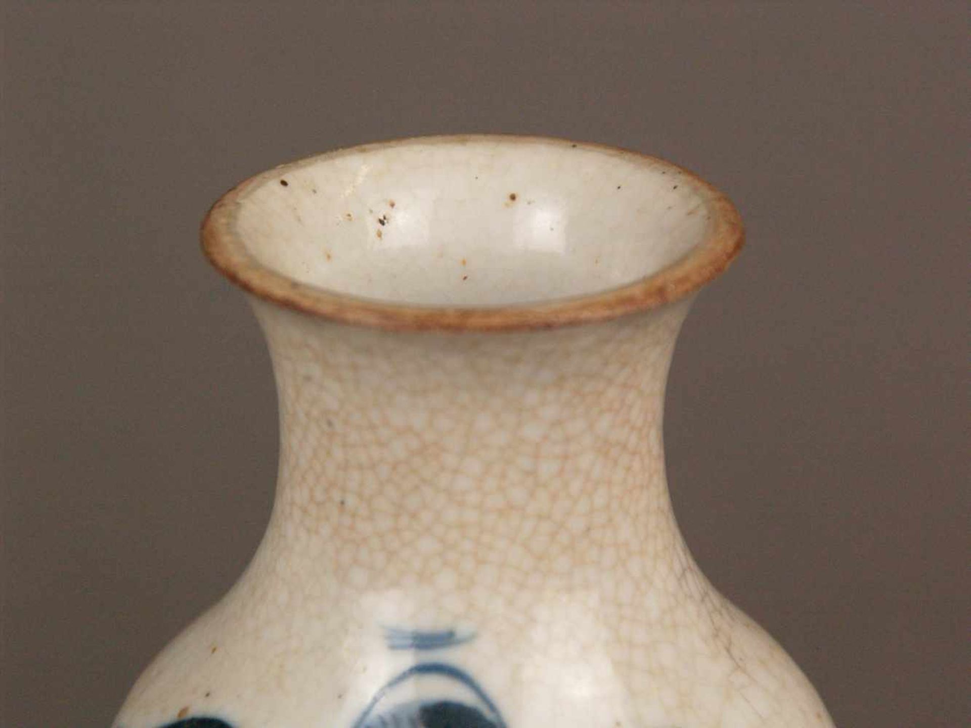 Kleine Balustervase - China,Porzellan mit brauntöniger Craquelé-Glasur schauseitig - Bild 2 aus 6